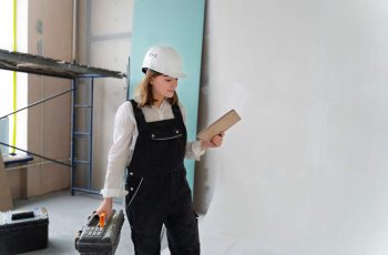medium-shot-woman-wearing-white-helmet medium-shot-woman-wearing-white-helmet